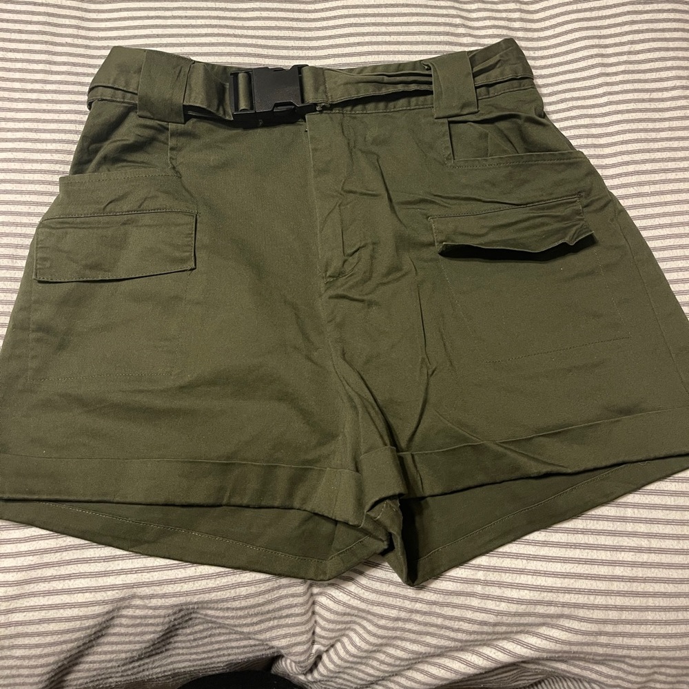Express X Olivia culpó cargo shorts.
